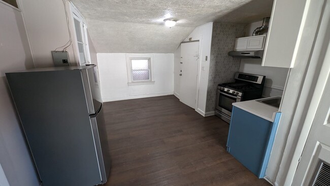 302 Belmont Ave, Unit 3rd Floor