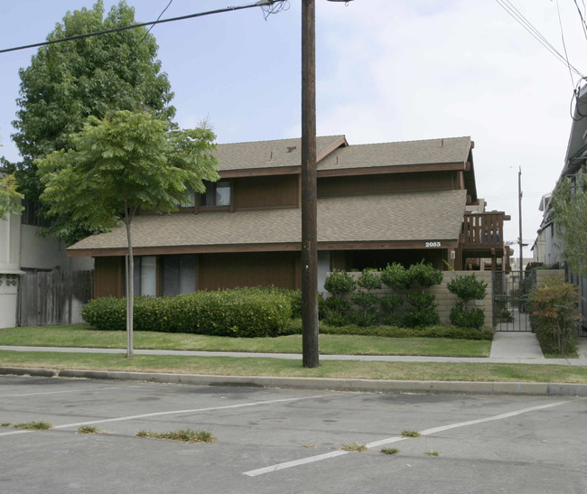 2053 E Appleton St in Long Beach, CA - Foto de edificio - Building Photo