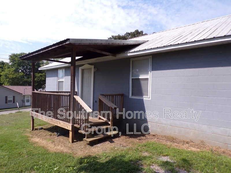 403 Lenoir St in Sweetwater, TN - Building Photo