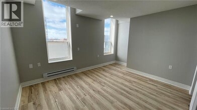 69 E Main St in Welland, ON - Building Photo - Building Photo