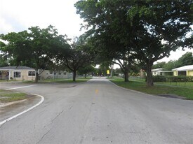 8277 NW 191st Ln in Hialeah, FL - Building Photo