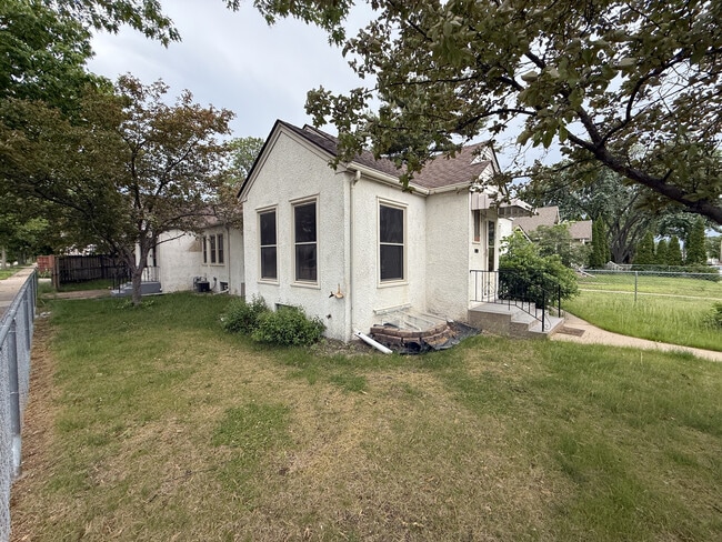 3901 Thomas Ave N, Unit 3901 in Minneapolis, MN - Building Photo - Building Photo