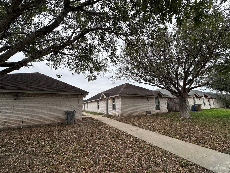 1511 Nassau St, Unit 3 in Edinburg, TX - Foto de edificio
