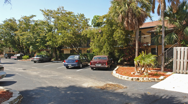 Triple Three Apartments in Pompano Beach, FL - Foto de edificio - Building Photo