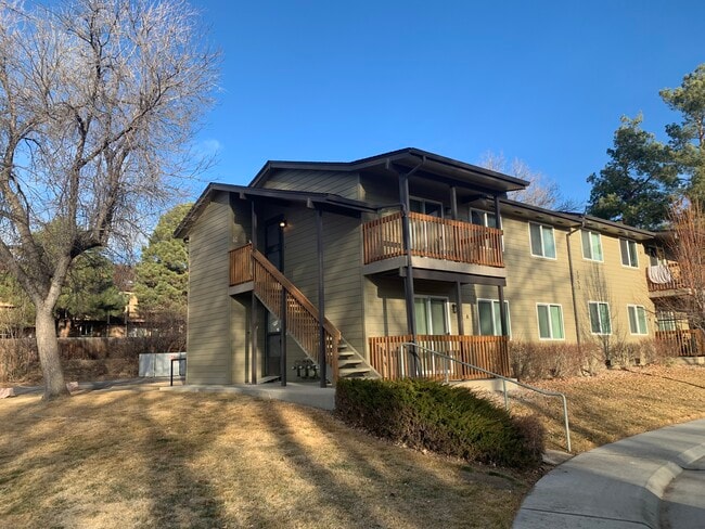 Regal Court Apartments in Louisville, CO - Foto de edificio - Building Photo