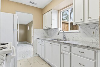 7859 Cook Rd in Houston, TX - Building Photo - Building Photo