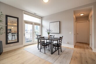 711 W Grand Ave, Unit 404 in Chicago, IL - Building Photo - Building Photo