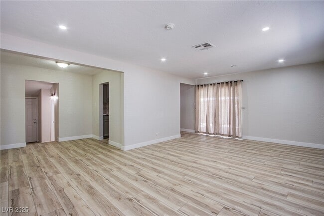 property at 1046 E Hassett Ave