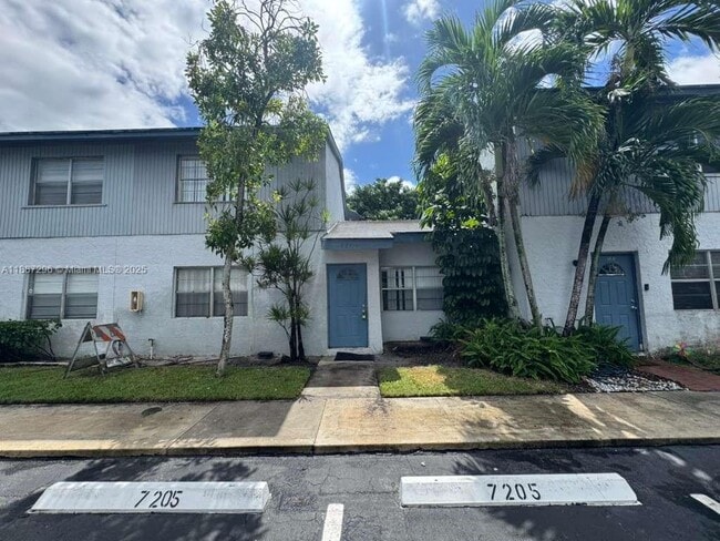 7205 W Sunrise Blvd in Plantation, FL - Building Photo - Building Photo