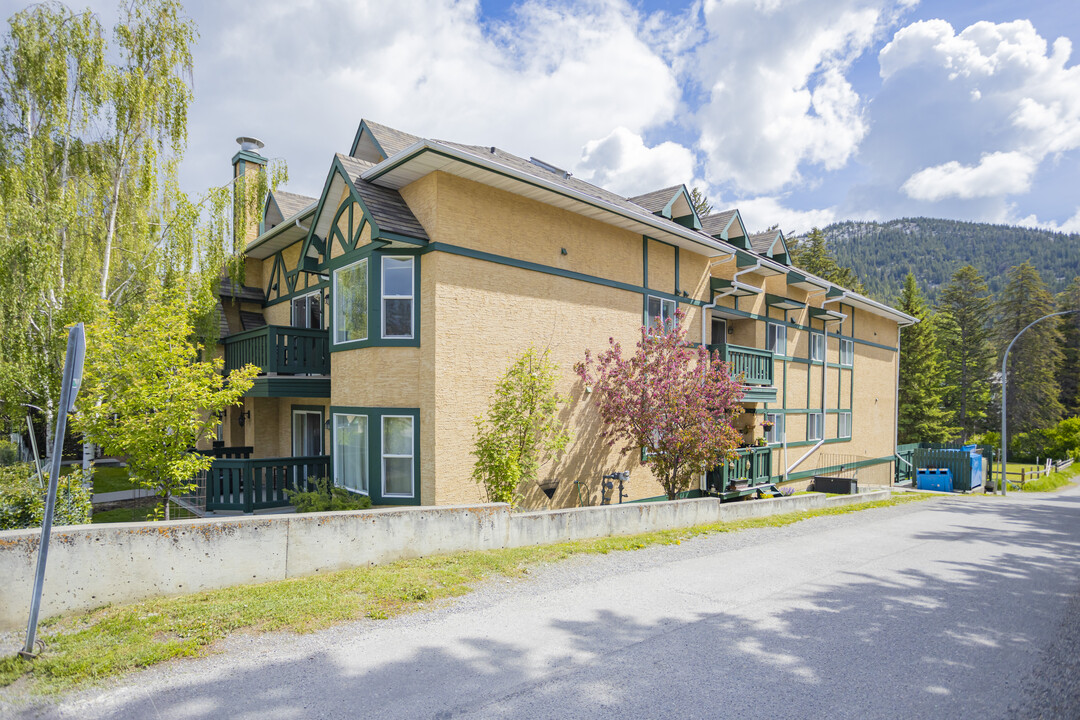 112 Beaver St in Banff, AB - Building Photo