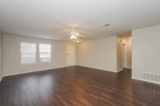 2545 Grand Gulf Rd in Fort Worth, TX - Foto de edificio - Building Photo