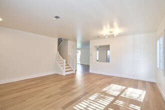 36329 Capri Dr in Winchester, CA - Foto de edificio - Building Photo