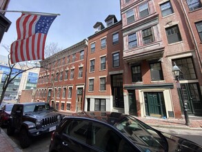 14 S Russell St in Boston, MA - Foto de edificio - Building Photo