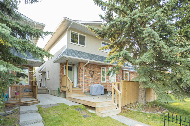 2125 34 Av SW in Calgary, AB - Building Photo - Building Photo