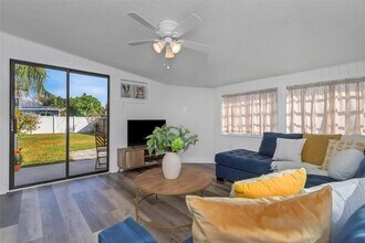 676 Orangewood Dr in Dunedin, FL - Foto de edificio - Building Photo