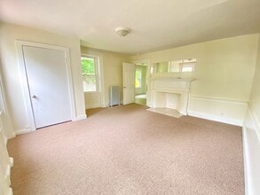 147 Union St, Unit 1F in East Bridgewater, MA - Foto de edificio - Building Photo