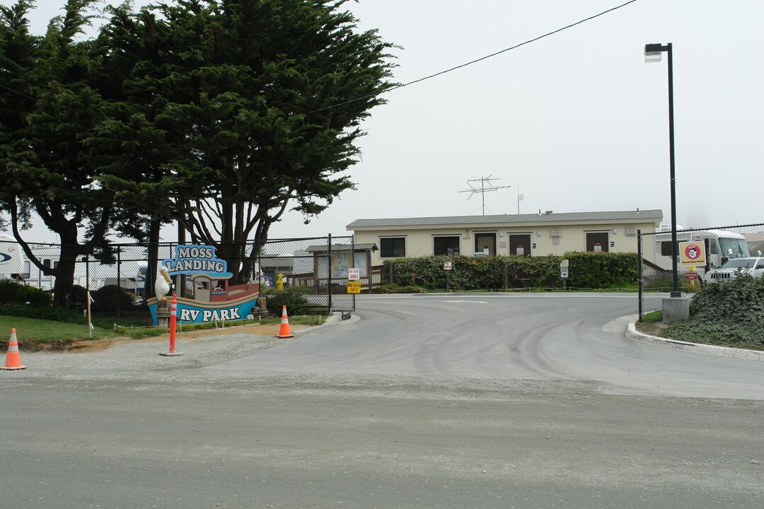 7905 Sandholdt Rd in Moss Landing, CA - Foto de edificio