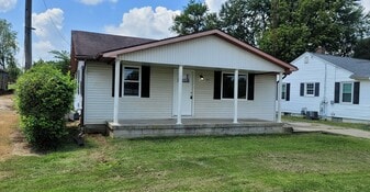 366 S Greensburg St in Hodgenville, KY - Building Photo