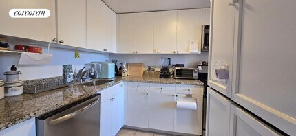225 8th Ave in New York, NY - Building Photo - Building Photo
