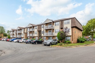 Oak Tree Village in Edison, NJ - Building Photo - Building Photo