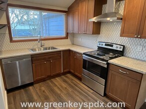 8045 SE Henderson St in Portland, OR - Building Photo - Building Photo