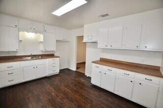 1238 W Ball St in Weatherford, TX - Foto de edificio - Building Photo