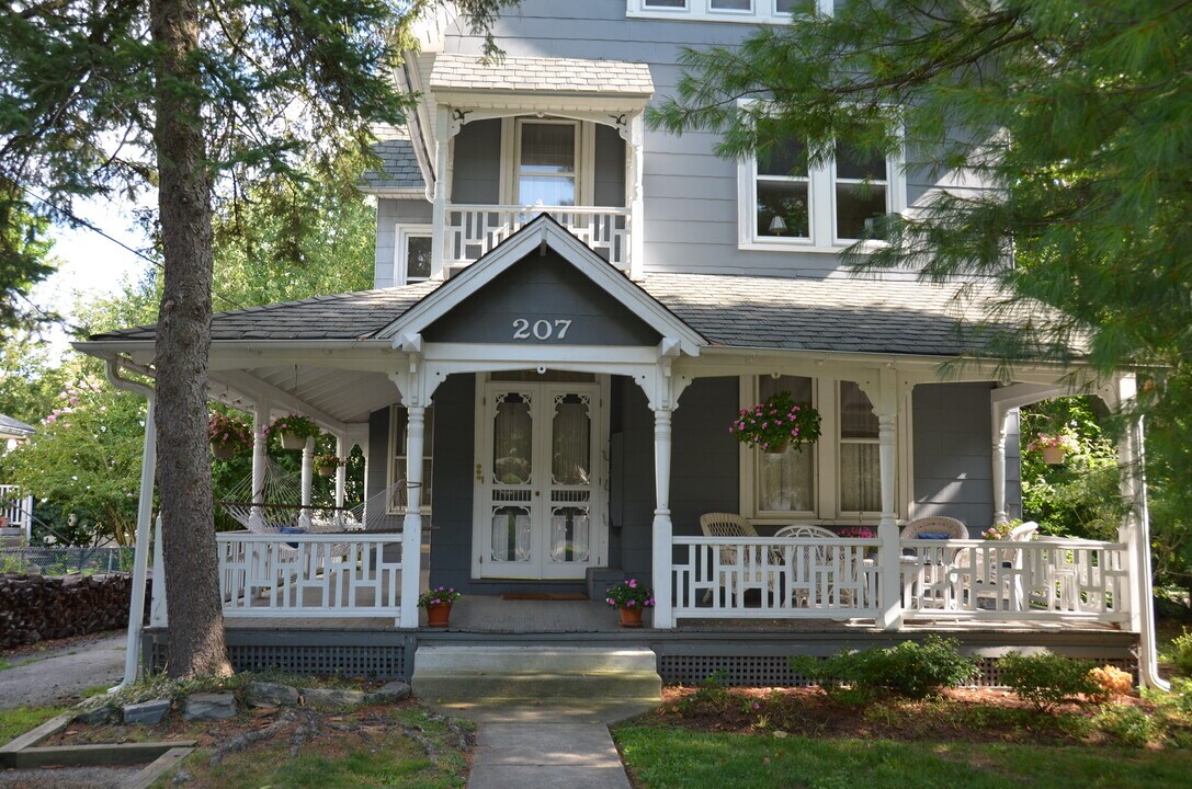 207 Cricket Ave, Unit 2nd floor in Ardmore, PA - Foto de edificio