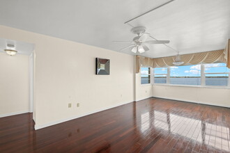 1900 Clifford St, Unit 503 in Ft. Myers, FL - Foto de edificio - Building Photo