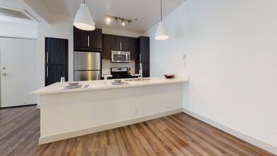 Alister Sherman Oaks in Sherman Oaks, CA - Foto de edificio - Building Photo