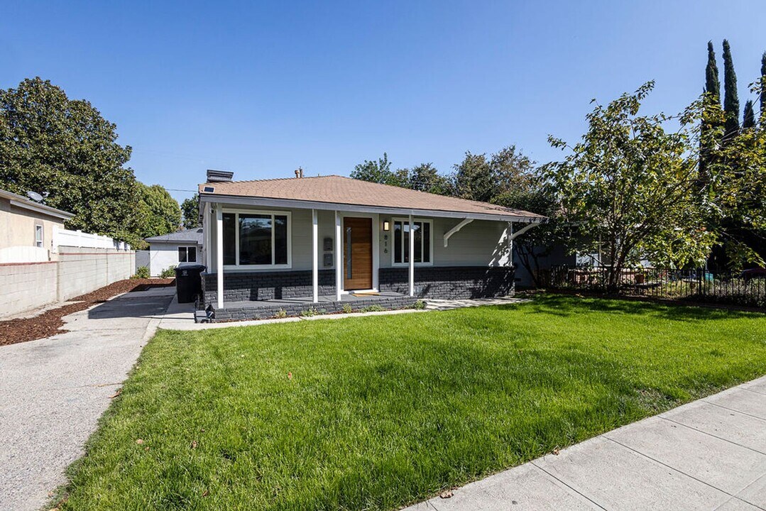 816 N Keystone St in Burbank, CA - Building Photo