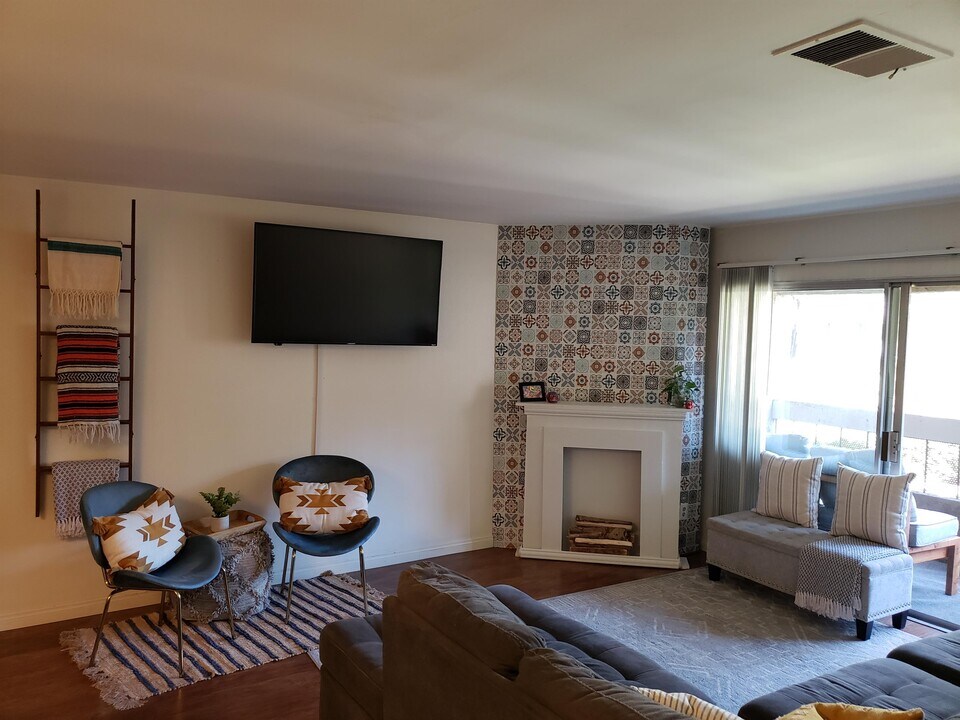 10325 Caminito Cuervo in San Diego, CA - Building Photo