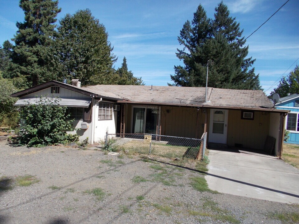 1707 9th Ave in Sweet Home, OR - Building Photo