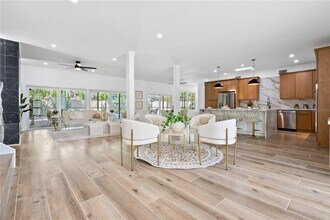 4879 Commonwealth Dr in Siesta Key, FL - Building Photo - Building Photo