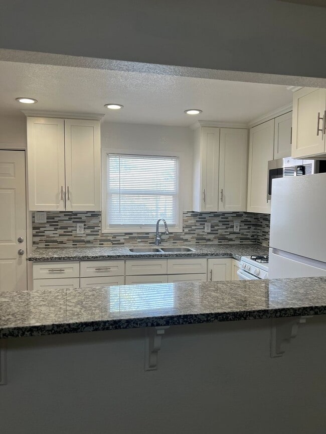 1298 W Capitol Ave in Sacramento, CA - Building Photo - Building Photo