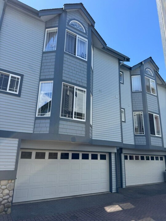 715 N 43rd St in Seattle, WA - Building Photo