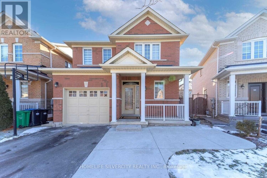 12 Lockburn Crescent in Brampton, ON - Building Photo