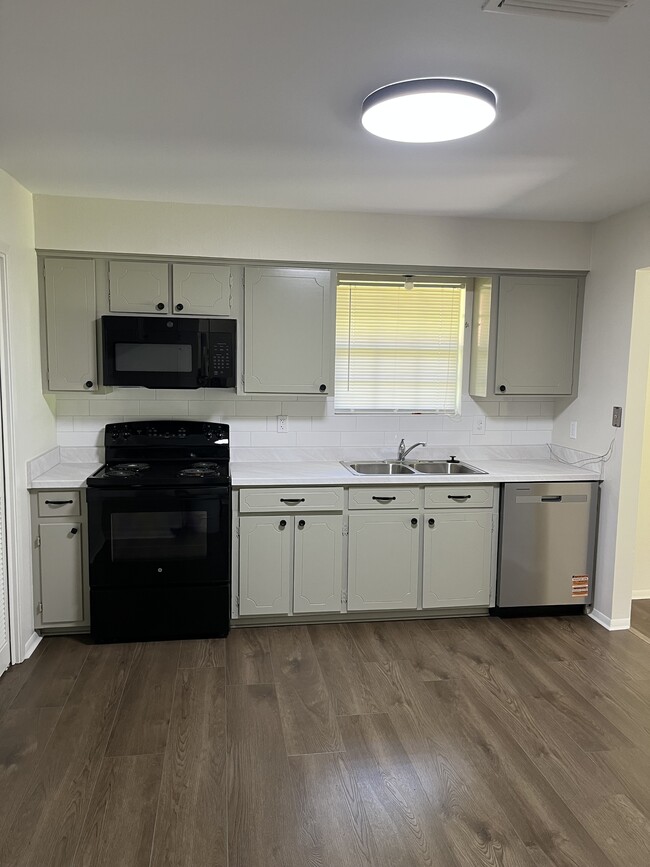 property at 1322 Hillcrest Dr