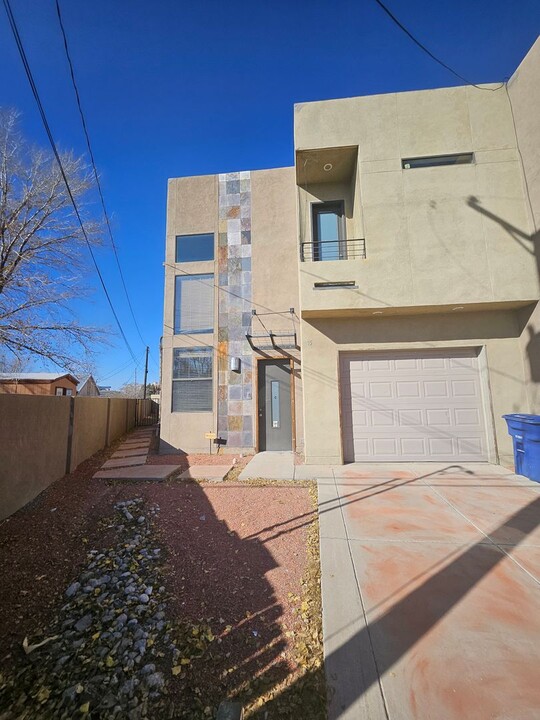 915 Edith Blvd NE in Albuquerque, NM - Foto de edificio