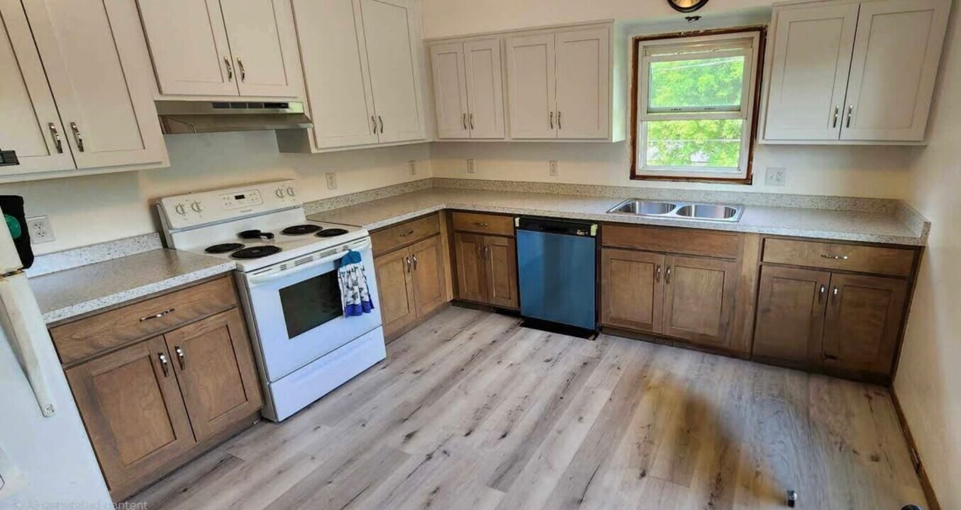 W1466 Marietta Ave in Ixonia, WI - Building Photo