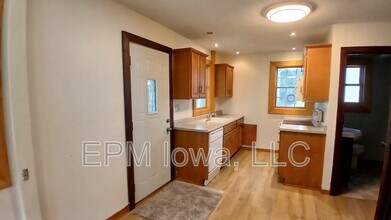 524 S Hackett Rd in Waterloo, IA - Building Photo - Building Photo