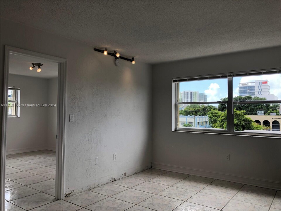 444 SW 4th St in Miami, FL - Building Photo