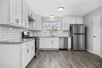 1680 Fairmount Dr in Florissant, MO - Building Photo - Building Photo