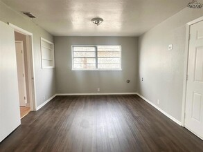 1808 Las Cruces Ln, Unit 2 in Wichita Falls, TX - Building Photo - Building Photo