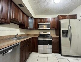 3600 NW 21st St, Unit 407 in Lauderdale Lakes, FL - Building Photo