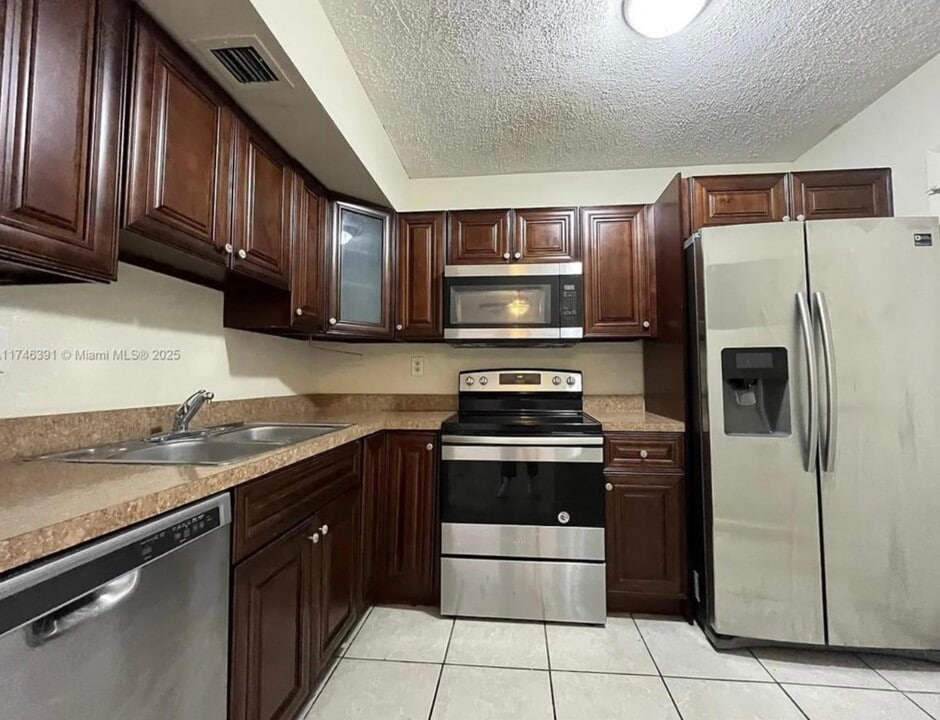 3600 NW 21st St, Unit 407 in Lauderdale Lakes, FL - Building Photo