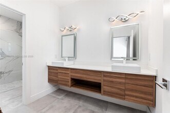 2560 NE 199th St in Miami, FL - Building Photo - Building Photo