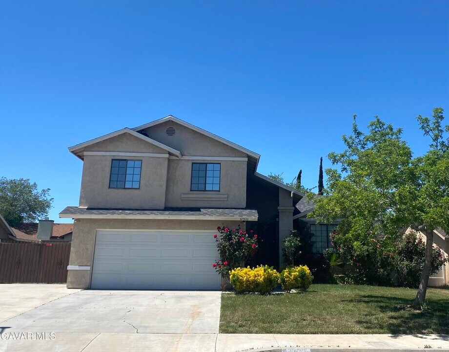37933 Rosemarie St in Palmdale, CA - Building Photo
