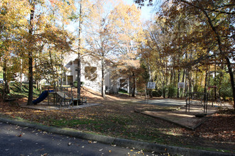 Elliot Wood Apartments in Chapel Hill, NC - Building Photo - Building Photo