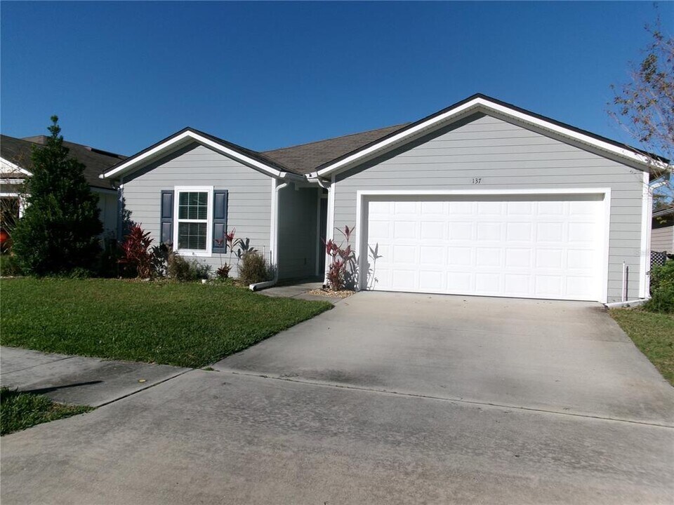 137 Fairway Ct in Bunnell, FL - Building Photo