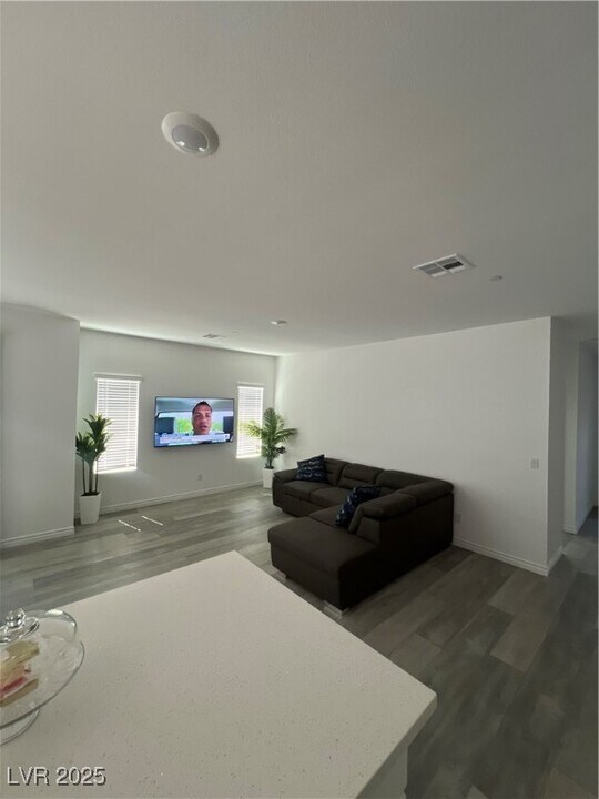 325 Whitney Crst St in Henderson, NV - Foto de edificio